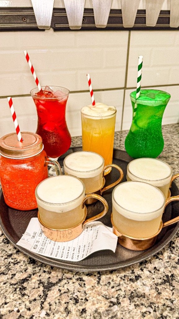 Drinks do Pier 307 — mugs de cobre, sucos e drinks coloridos na bandeja